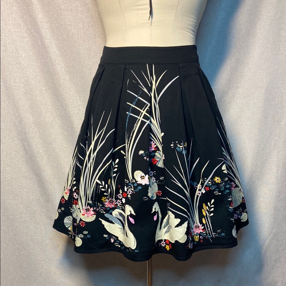 Girstunm Skirt Women's Size М.  Elegant Black Floral Skirt